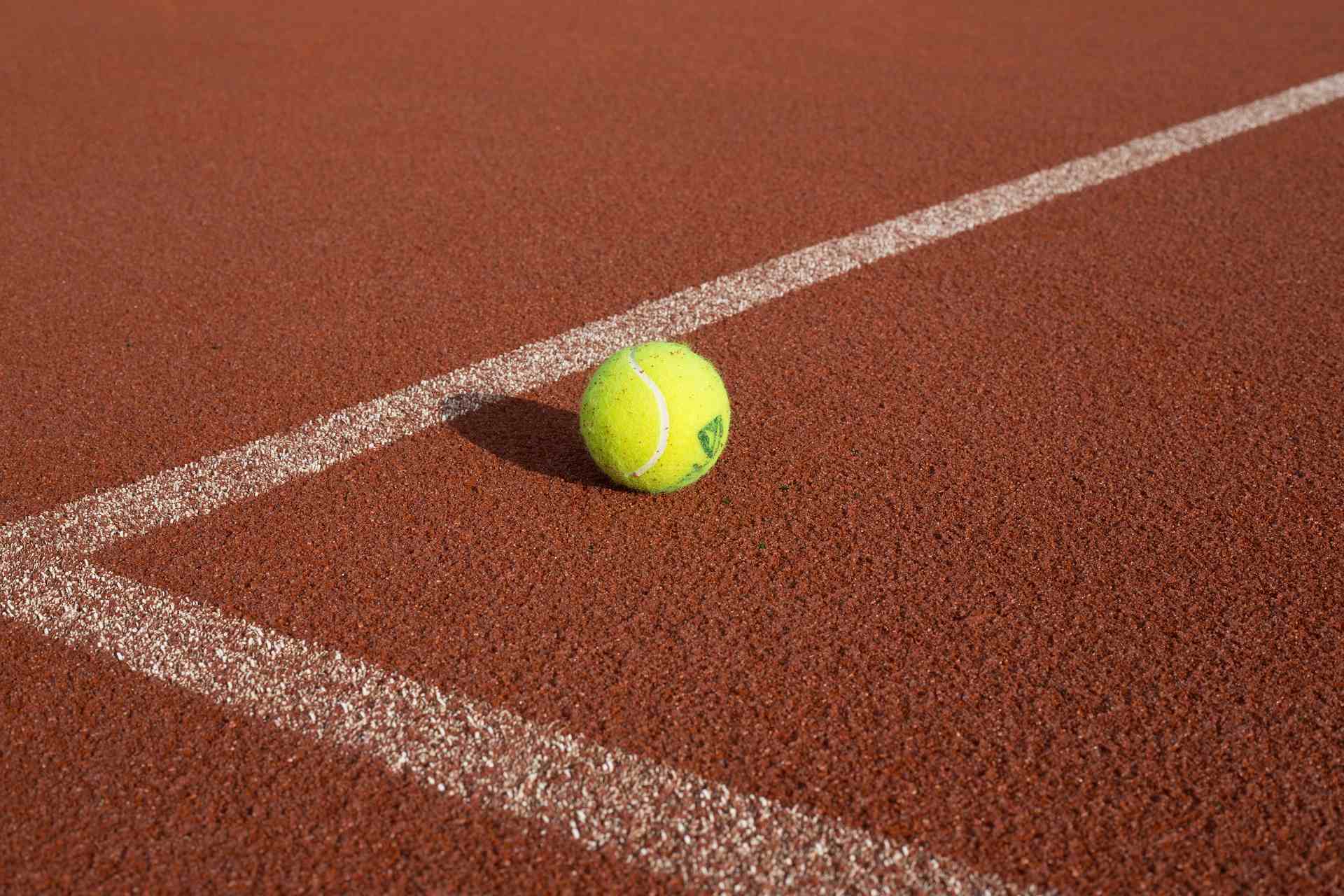 Ein Tennisball liegt auf einem Tennisplatz