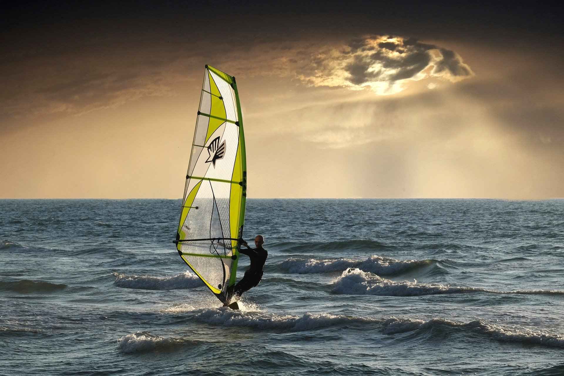 Ein Windsurfer am Wasser